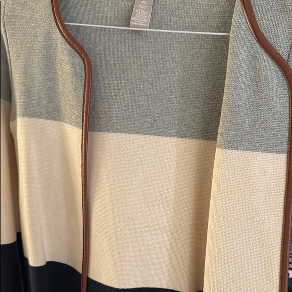 Banana Republic Women's Colorblock Sweater - Gray, Cream, and Black - Picture 3 of 3